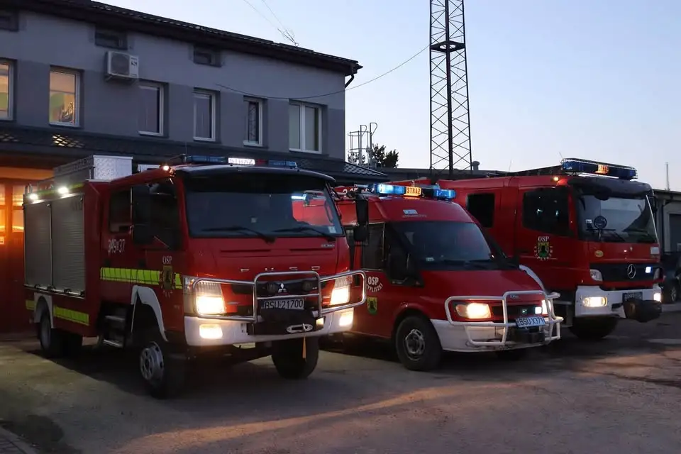 Usuwanie powalonego drzewa w Przejmie Małej – interwencja OSP Szypliszki