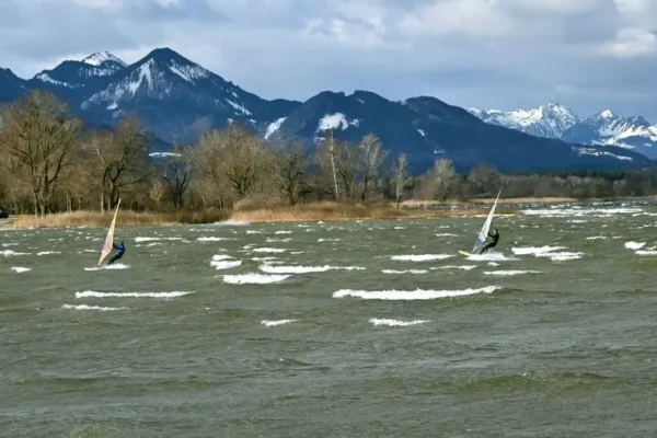 Silny wiatr na Wigrach: windsurfer uratowany przez policję i WOPR