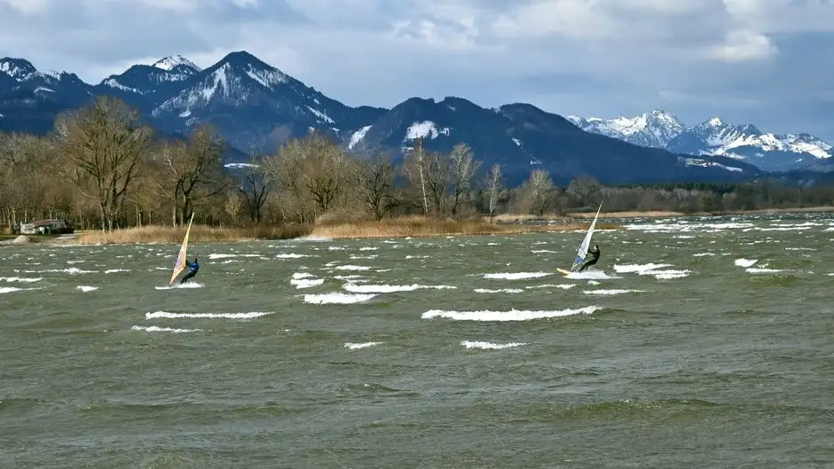 Silny wiatr na Wigrach: windsurfer uratowany przez policję i WOPR