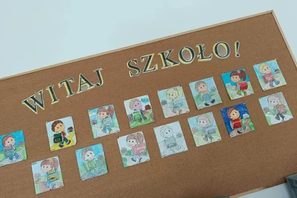 Twórcze popołudnie w świetlicy: dzieci stworzyły pracę „Witaj, Szkoło!”