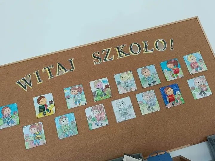 Twórcze popołudnie w świetlicy: dzieci stworzyły pracę „Witaj, Szkoło!”