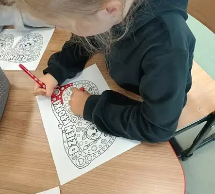 Dzień Kropki na świetlicy – dzieci odkrywały talenty i tworzyły kolorowe okulary