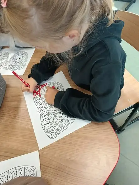 Dzień Kropki na świetlicy – dzieci odkrywały talenty i tworzyły kolorowe okulary