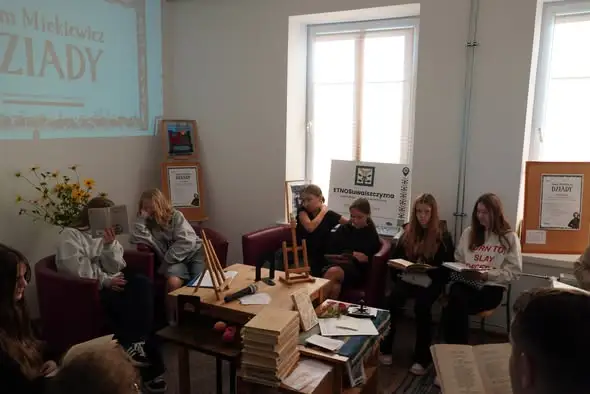 Wizajny: „Dziady” cz. II w odnowionej bibliotece i zaproszenie na Narodowe Czytanie w parku