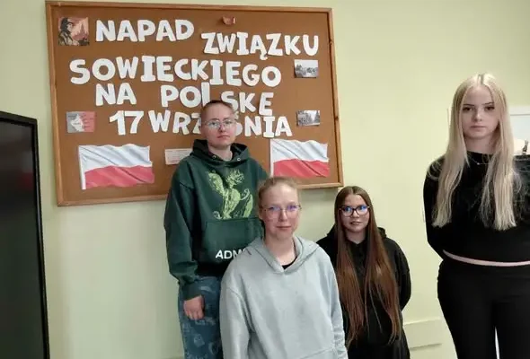 Uczniowie z Suwałk uczcili rocznicę 17 września. Gazetka historyczna w klasie mundurowej
