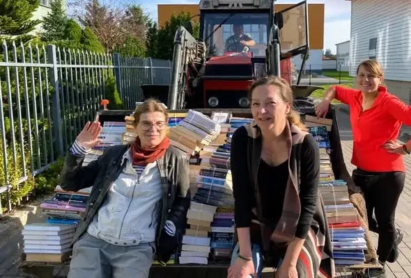 Biblioteka w Wizajnach wraca do życia – trwa przeprowadzka księgozbioru
