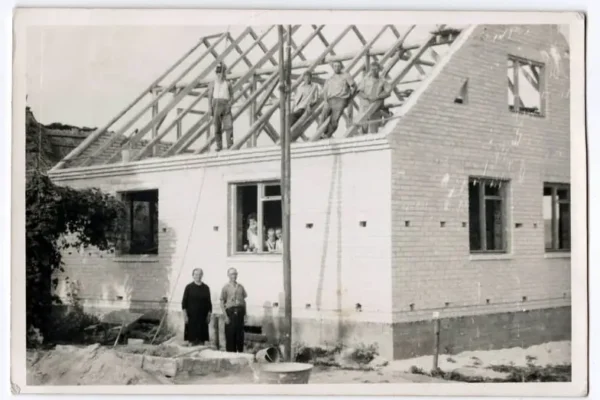Wiżajny 1968: budowa domu przy Sejneńskiej na archiwalnej fotografii