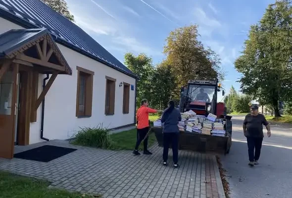 Biblioteka w Wiżajnach wraca do odnowionej siedziby – trwa przewożenie księgozbioru