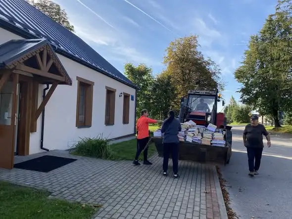 Biblioteka w Wiżajnach wraca do odnowionej siedziby – trwa przewożenie księgozbioru