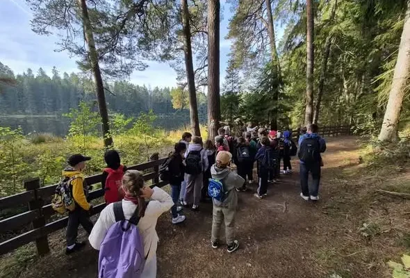 Uczniowie klas 4a, 4b i 4c ze Szkoły Podstawowej nr 2 w Suwałkach na wycieczce w Wigierskim Parku Narodowym