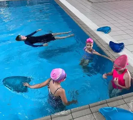 Trzecioklasiści z Suwałk uczą się pływać w ramach programu „Umiem pływać”
