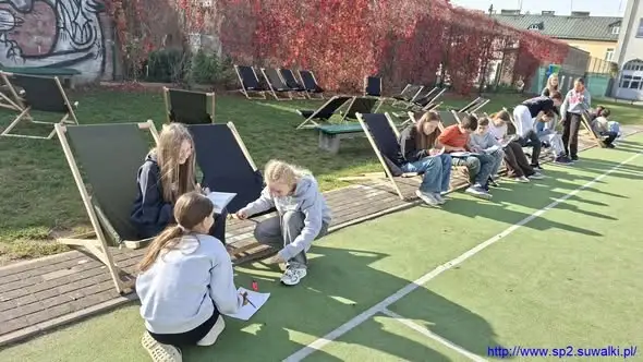 Klasa 6b z Suwałk ćwiczyła ortografię na leżakach w jesiennej aurze