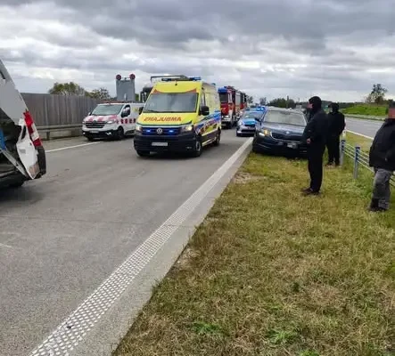Zdarzenie drogowe na S-61 w kierunku Budziska – akcja służb ratunkowych