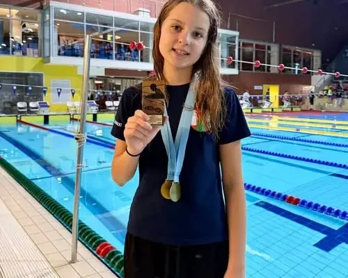 Anna Sadłowska z kl. 5c z trzema złotymi medalami i tytułem najlepszej zawodniczki