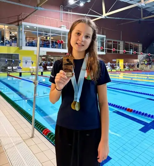 Anna Sadłowska z kl. 5c z trzema złotymi medalami i tytułem najlepszej zawodniczki