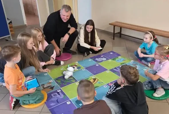 CodeWeek 2026: szóstoklasiści uczyli pierwszaków programować roboty Photon
