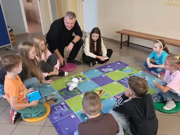 CodeWeek 2026: szóstoklasiści uczyli pierwszaków programować roboty Photon
