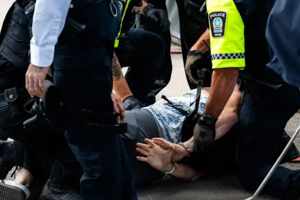Suwalscy policjanci zatrzymali trzech poszukiwanych. Jeden sam zgłosił się do komendy
