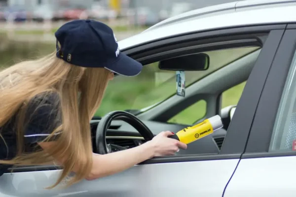 Suwalscy policjanci zatrzymali prawa jazdy dwóm kierowcom – jeden pijany, drugi pędził 129 km/h